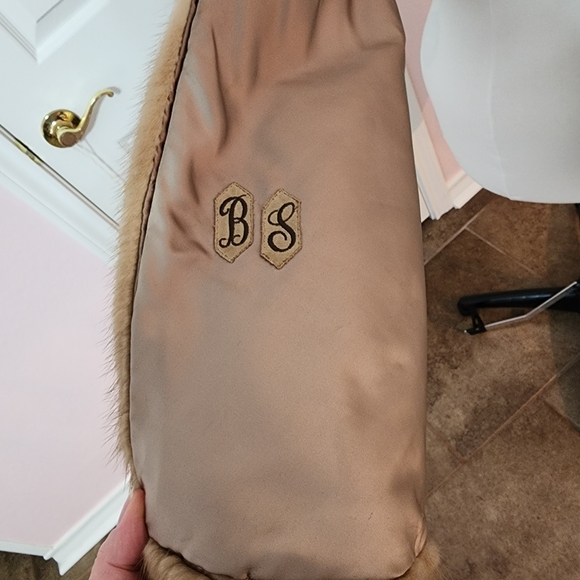 Elegant Blonde Mink Fur Stole - Picture 5 of 13